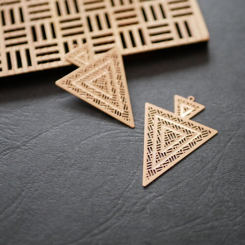4 pendentifs triangles en laiton doré, estampe doré, chandeliers en laiton doré.32x40mm.fournitures création de bijoux, composants de bijoux