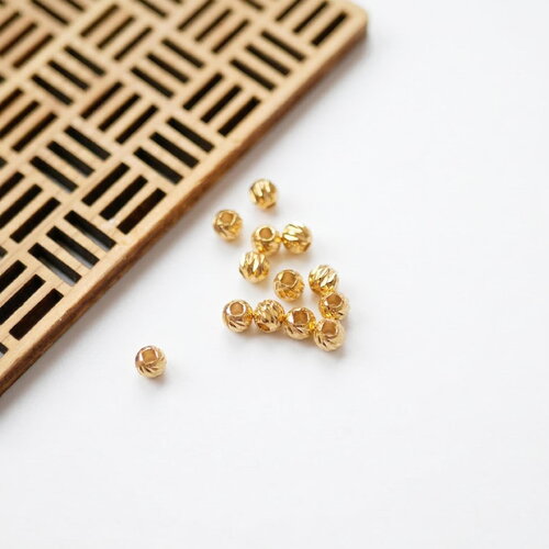Perles rondes intercalaires en laiton brut spirales doré. 4mm. perles effet strié plaqué or 18k. 10pcs