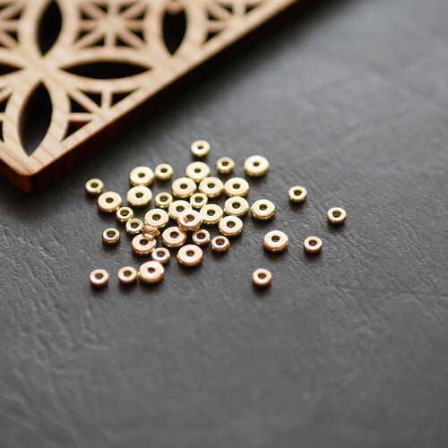 40 petites perles rondelles intercalaires en laiton brut doré, perles de 3 mm et 4mm. petites perles rondelles lisses.