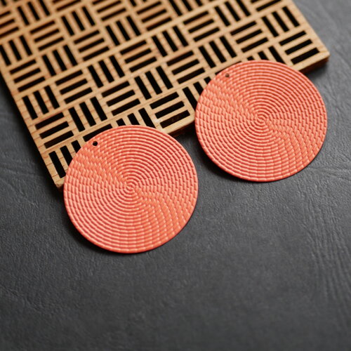 Pendentif rond texturé orange 40mm, plaque de couleur orange en métal pour bijoux faits main. 2 pcs