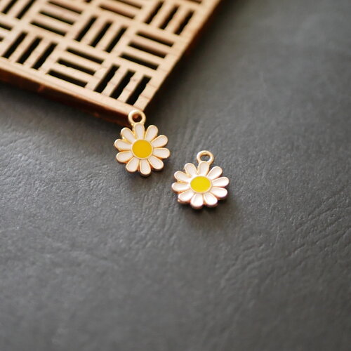 Breloques marguerite en émail blanc, breloques en forme de fleur en émail, breloques fleur doré et blanc, 12x14mm, x2