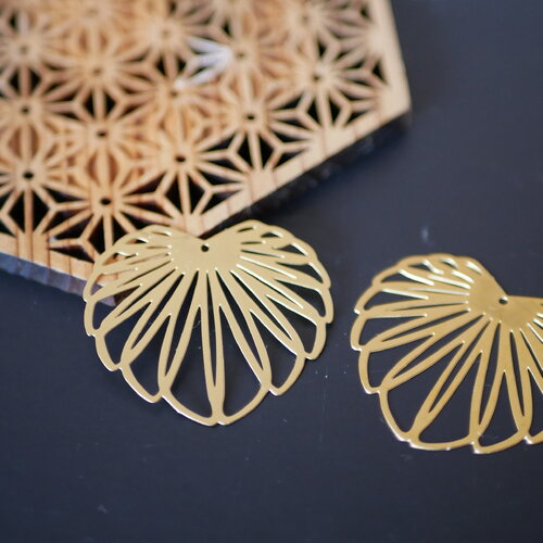 X2 pendentif feuille tropicale doré. pendentif ajouré en acier inoxydable, fourniture bijou en acier inoxydable , 35mm