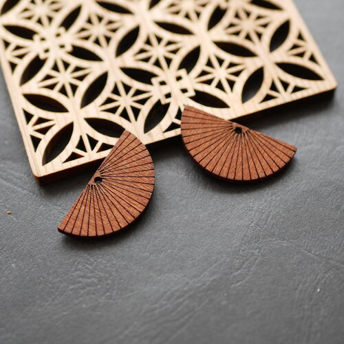 X2 pendentif demi lune en bois marron. bois gravé rayé. pendentif en bois marron. 18x35mm