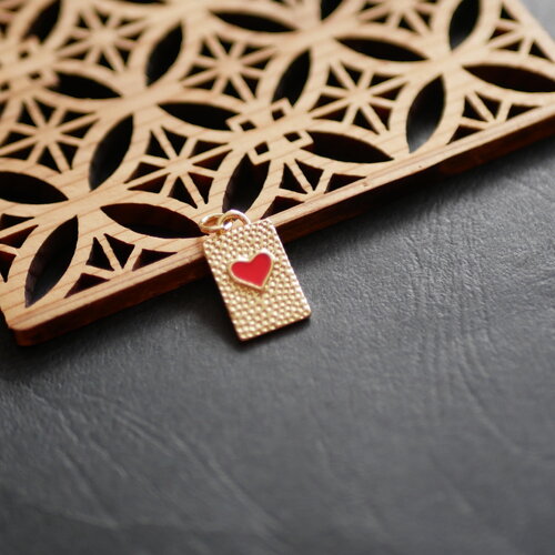 Pendentif rectangle doré émaillé, breloque en émail rouge et doré avec un coeur. breloque chic pour bijoux fait main, 11x18mm