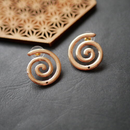 Puces d’oreilles escargot dorées, boucles d’oreilles rondes spirales. 27 mm. 1 paire. accessoire bijoux