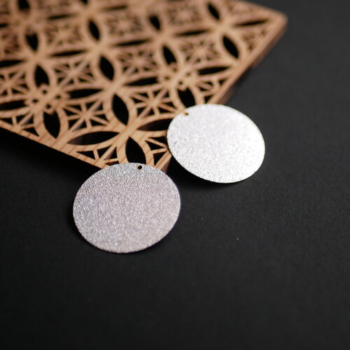 X2 pendentif rond à effet paillette argenté, grand médaillon rond pailleté, 30mm. perle disco argenté.