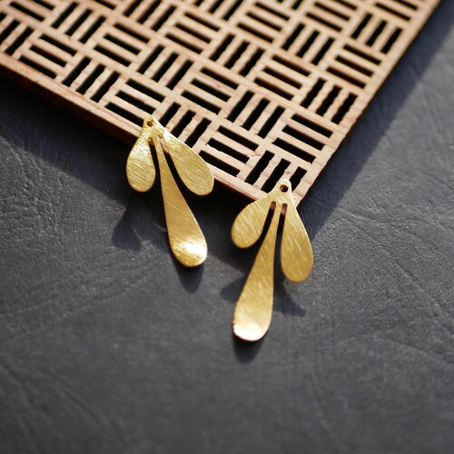 X2 breloque feuille doré 17x35mm. pendentif branche d'arbre en laiton brut doré