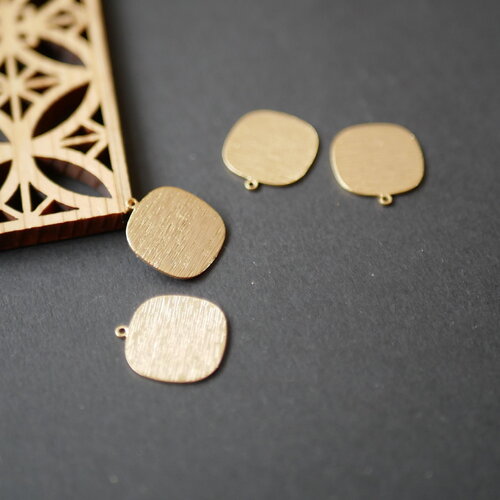 4 pendentifs carrés en laiton dorés , pendentif doré texturé 15x17mm. breloques à relief en métal pour bijoux faits main