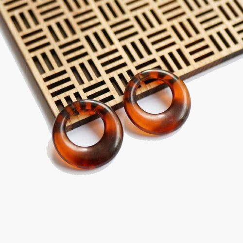 Pendentifs anneaux acrylique écaille de tortue marron ambré. cercles évidés 27 mm. fournitures pour bijoux vintage et rétro chic. 2 pièces