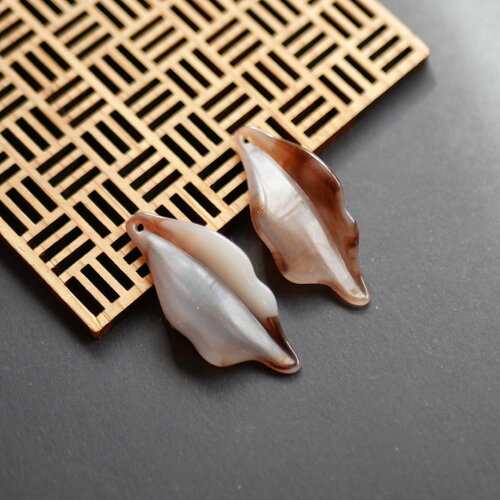 Pendentifs acrylique forme feuille abstraite. 20x45 mm. effet marbré beige, marron et gris. fournitures pour création de bijoux. 2 pcs