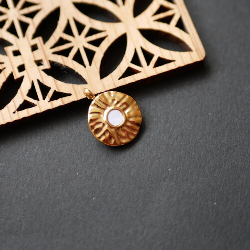 Pendentif rond en acier inoxydable 304 doré et nacre blanc. 15x19mm. fourniture bijou en acier inoxydable