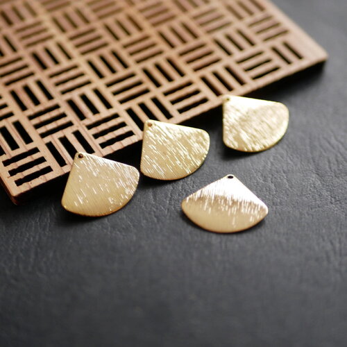 X4 breloque triangle,laiton brut doré, 19x20mm