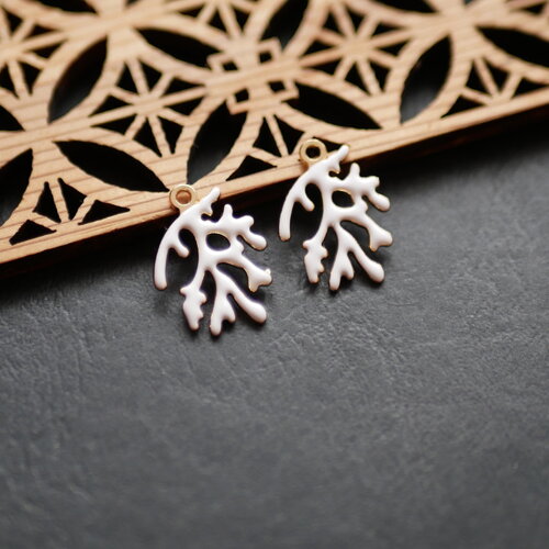 2 breloques corail émaillé blanc et laiton doré, inspirés par l'océan. 15x21mm