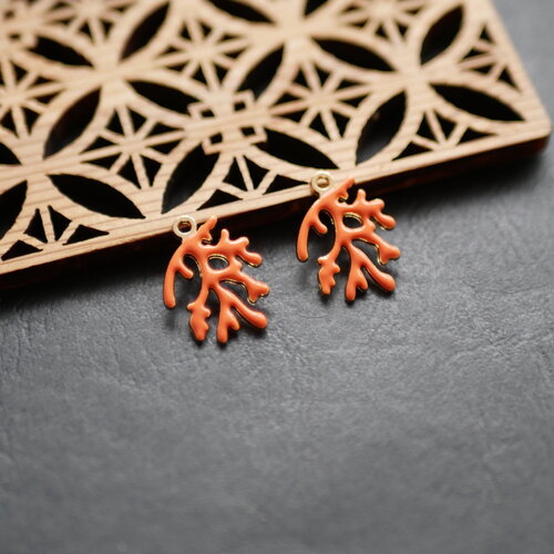 2 breloques corail émaillé orange et laiton doré, inspirés par l'océan. 15x21mm
