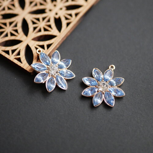 2 breloques en forme de grande fleur marguerite strass bleu clair et doré , fourniture pour bijoux, breloque fleur vintage,27x30mm