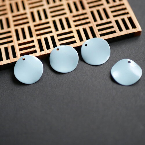 4 petits pendentifs ronds bleu pastel 16mm, breloques ondulés en métal bleu ciel poudré pour bijoux faits main