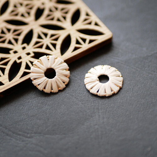 Lot de 2 pendentifs ronds dorés avec raphia blanc. connecteurs décoratifs de 20 mm pour boucles d’oreilles