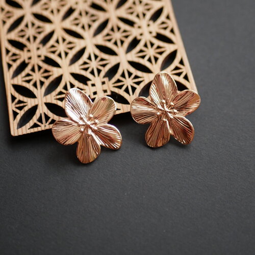 Boucles d'oreilles fleur de cosmos doré, boucles d'oreilles florales texturées, 35mm