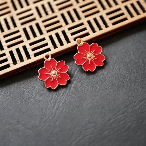 2 breloques fleur de sakura en émail rouge, breloques en forme de fleur de cerisier en émail, 17x20mm
