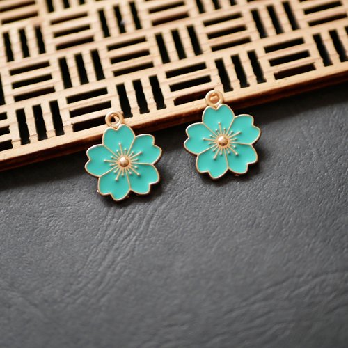2 breloques fleur de sakura en émail bleu, breloques en forme de fleur de cerisier en émail, 17x20mm