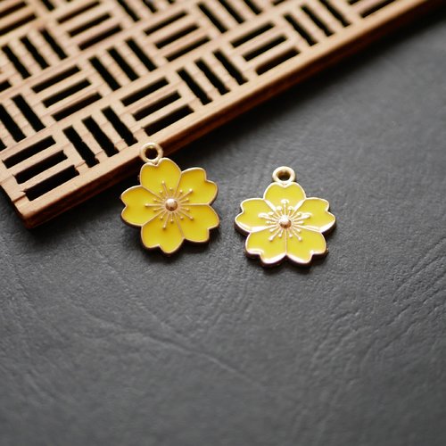 2 breloques fleur de sakura en émail jaune, breloques en forme de fleur de cerisier en émail, 17x20mm