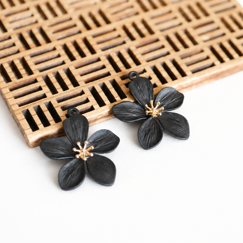 2 pendentifs en forme de grande fleur noir ,24x30mm