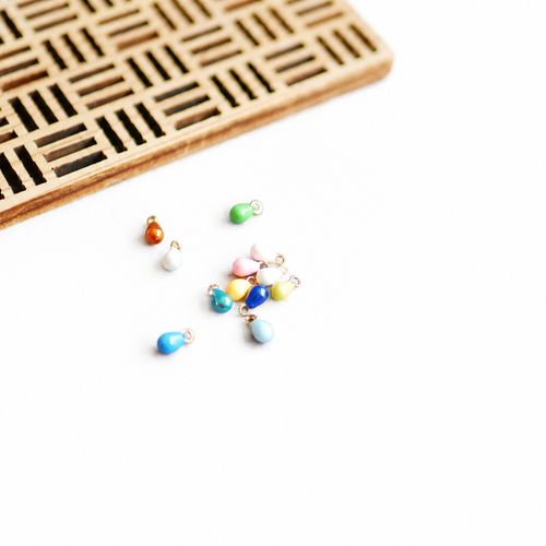 12 breloques gouttes émaillées 6x3mm, pendentifs laiton plaqué or 24k