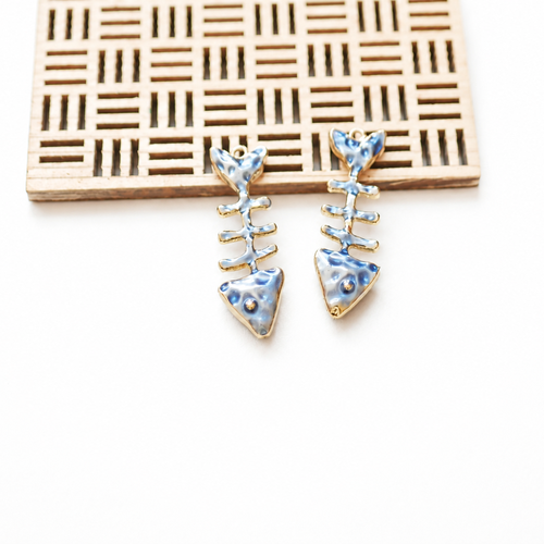 X2 breloque arête de poisson émaillée bleue, pendentif poisson doré martelé 13x42mm, breloque marine