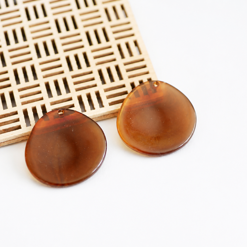 2 pendentifs goutte acrylique marron 33mm, effet écaille tortue translucides