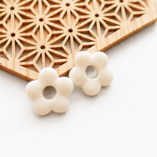 2 perles en acrylique beige en forme de fleur, perles pour créoles 18mm