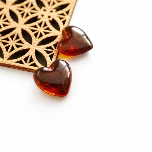 2 pendentifs cœur en acrylique marron translucide 24mm
