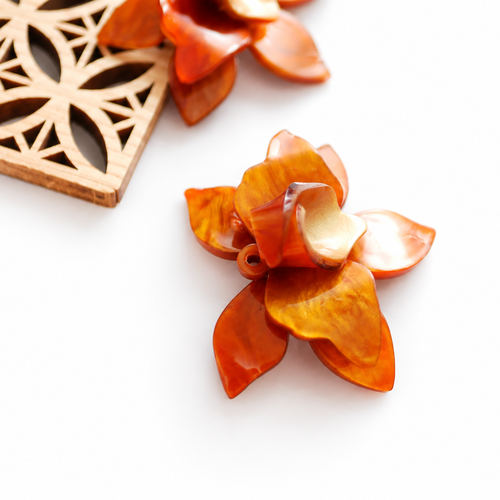 X2 pendentifs vintage fleur en acrylique écaille marron orange 42x50 mm