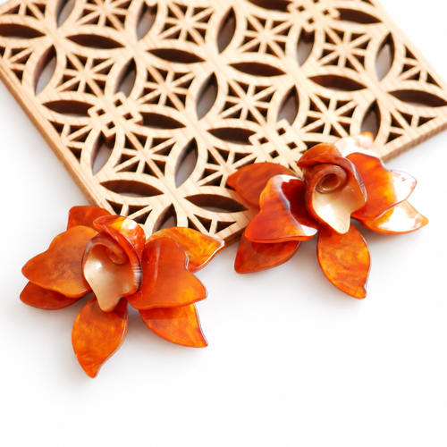 X2 pendentifs vintage fleur en acrylique écaille marron orange 42x50 mm