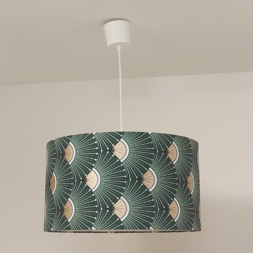 Suspension abat-jour art déco tropical vert forêt et doré – luminaire artisanal français, design végétal élégant