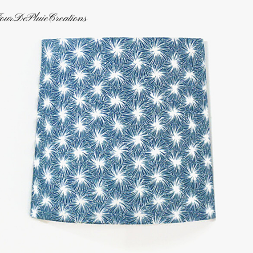 Applique murale d’angle japandi futon bleu, luminaire japonais zen pour salon, chambre et entrée