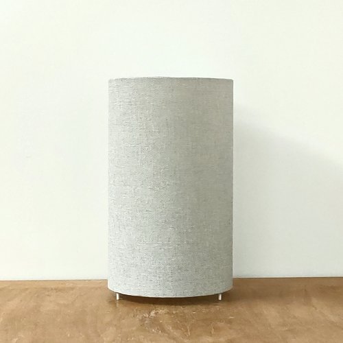 Lampe tube gris clair effet textile déco scandinave moderne lampe de chevet et d’ambiance artisanale française
