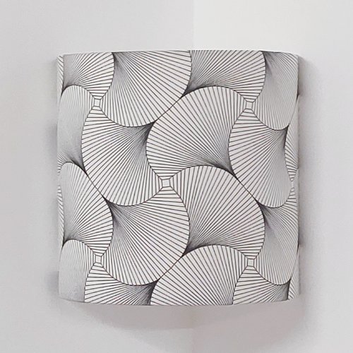 Applique d'angle géométrique noir et blanc - luminaire mural design contemporain - décoration artisanale française pour salon et chambre