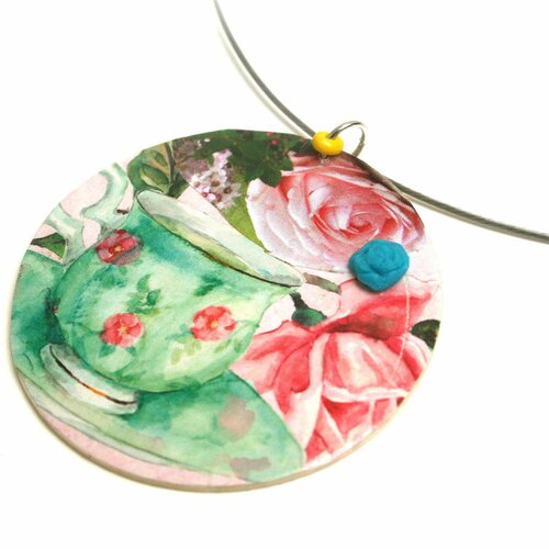 Collier thé roses anciennes grand médaillon bois sur fil cablé, fleur turquoise