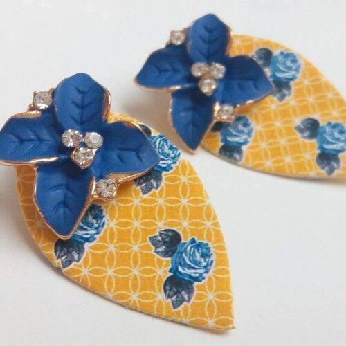 Boucles d'oreilles fleur bleue émail jaune