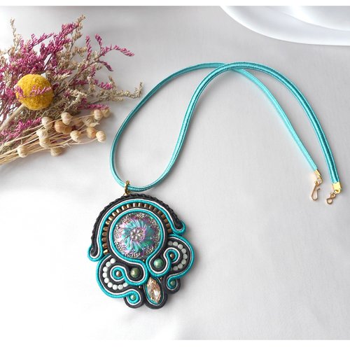 Collier pendentif soutache botanique en verre tchèque.