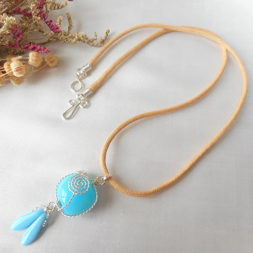 Pendentif raffiné en verre tchèque.