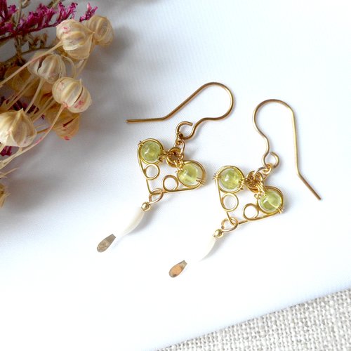 Boucles d'oreilles nacre et péridot.