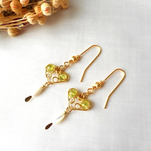 Boucles d'oreilles nacre et péridot.