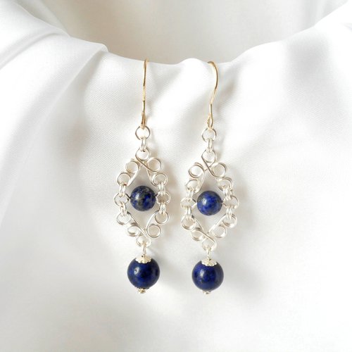Boucles d'oreilles en lapis-lazuli.