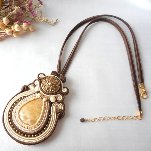 Pendentif soutache en corail fossilisé.