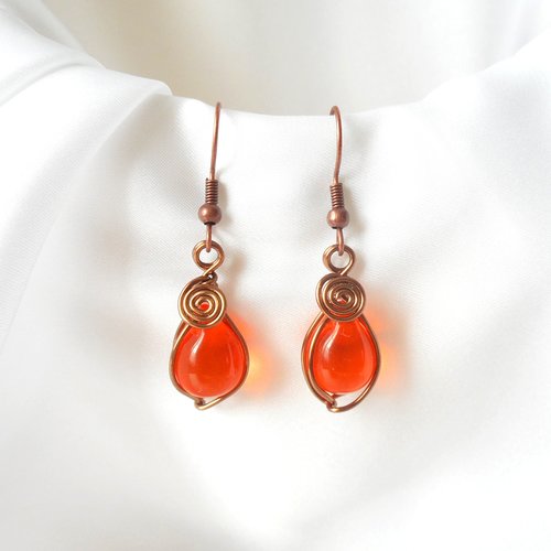 Boucles d'oreilles avec perles en verre tchèque orange.