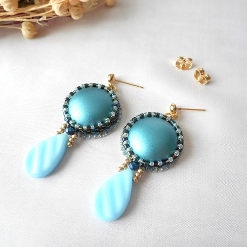 Boucles d'oreilles en verre tchèque bleu.