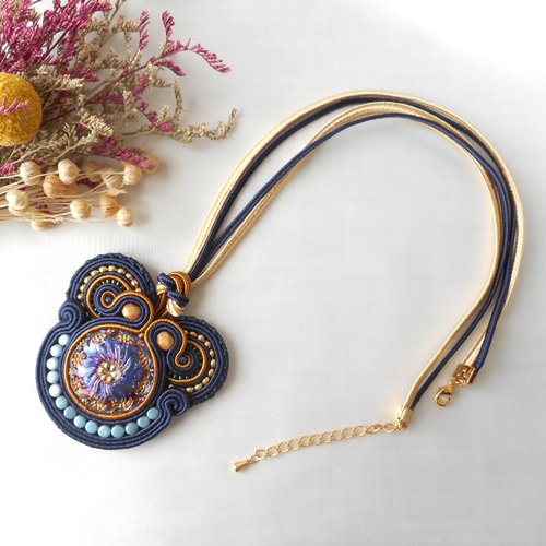 Fantastique pendentif botanique en soutache et verre tchèque.