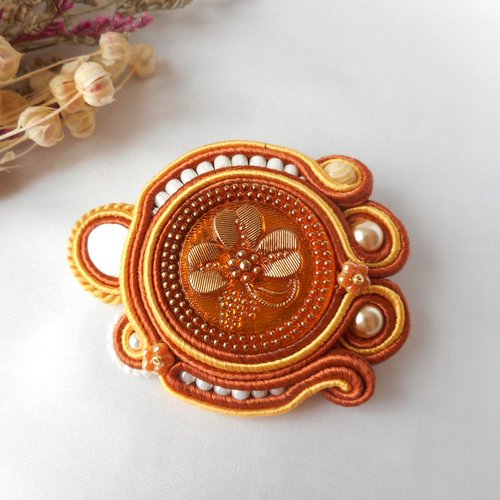 Broche soutache, fleur orange en verre tchèque.