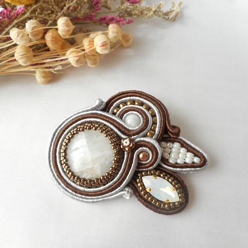 Broche soutache, moon stone pierre de lune.